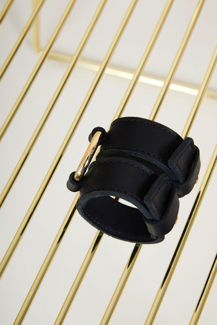 Menotte en cuir noir ALTERA Bracelet O-ring x Maison Dressage – Image 7