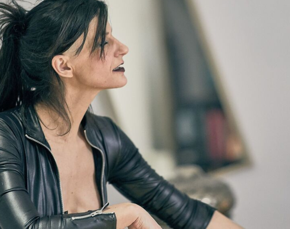Marie Albatrice, aussi connue en tant que dominatrice professionnelle sous le nom d'aXelle de Sade, a ouvert en janvier 2022 l'école des arts sadiens.