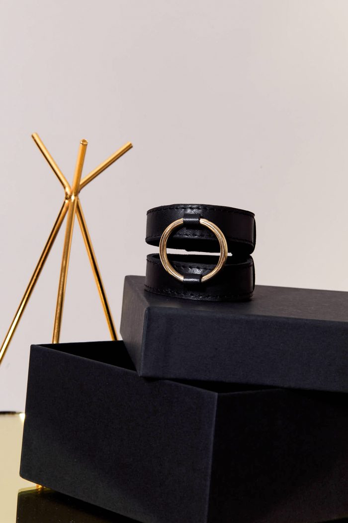 Menotte en cuir noir ALTERA Bracelet O-ring x Maison Dressage – Image 3