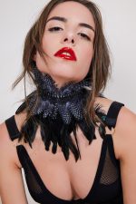 Choker en plumes NOBLESSE Black x Mondin – Image 6