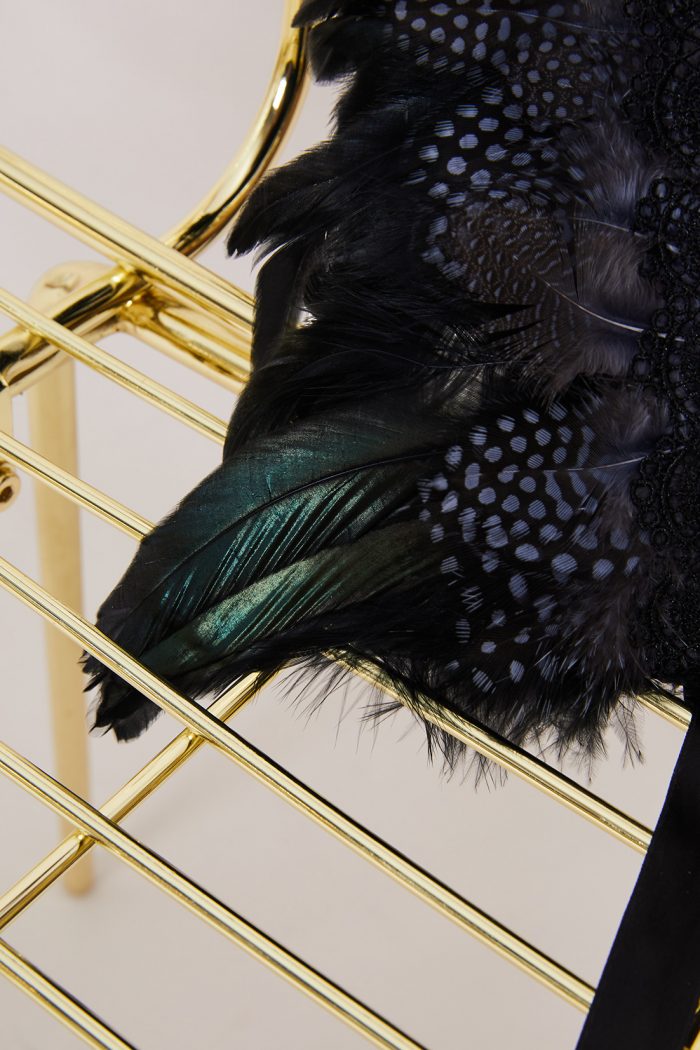 Choker en plumes NOBLESSE Black x Mondin – Image 11