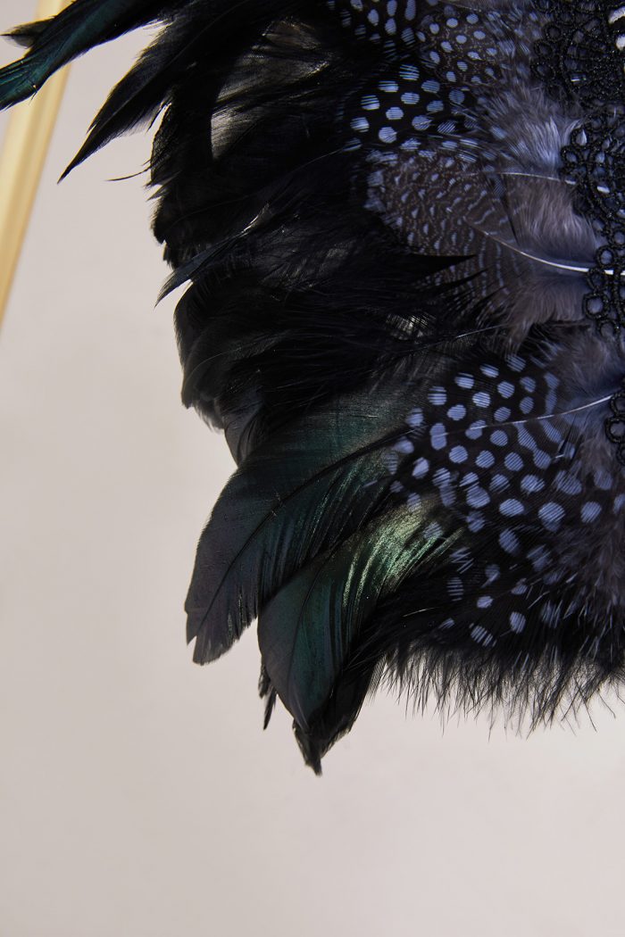 Choker en plumes NOBLESSE Black x Mondin – Image 10