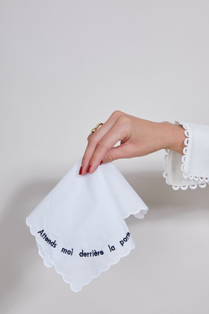 Mouchoir brodé en coton ATTENDS MOI DERRIERE LA PORTE 🇫🇷 – Image 2