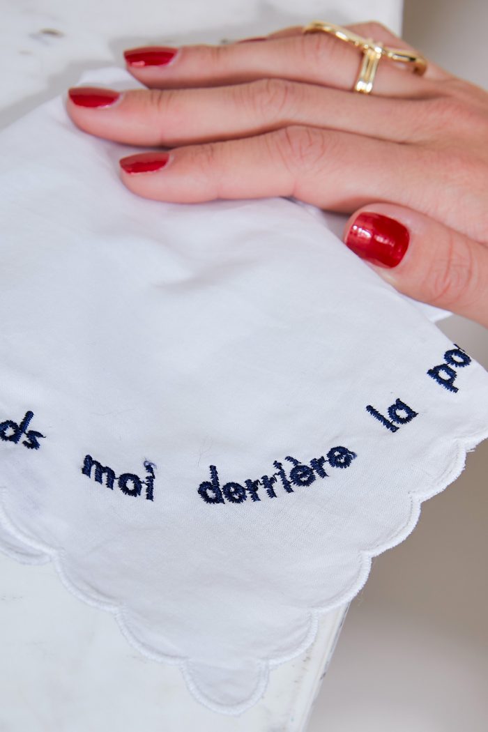 Mouchoir brodé en coton ATTENDS MOI DERRIERE LA PORTE 🇫🇷 – Image 3