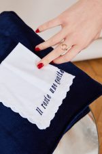 Mouchoir brodé en coton IL RESTE UNE GOUTTE 🇫🇷 – Image 5