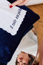 Mouchoir brodé en coton IL RESTE UNE GOUTTE 🇫🇷 – Image 4