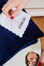 Mouchoir brodé en coton JE REVIENS VITE 🇫🇷 – Image 2