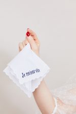 Mouchoir brodé en coton JE REVIENS VITE 🇫🇷 – Image 5