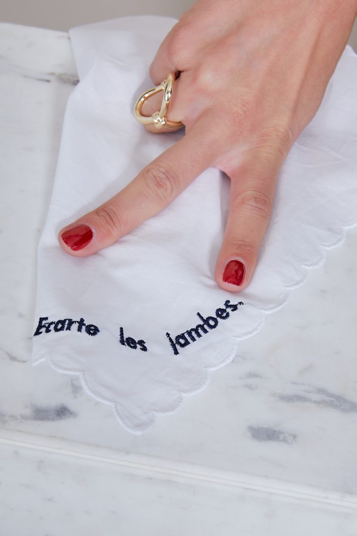 Mouchoir brodé en coton ECARTE LES JAMBES 🇫🇷 – Image 1