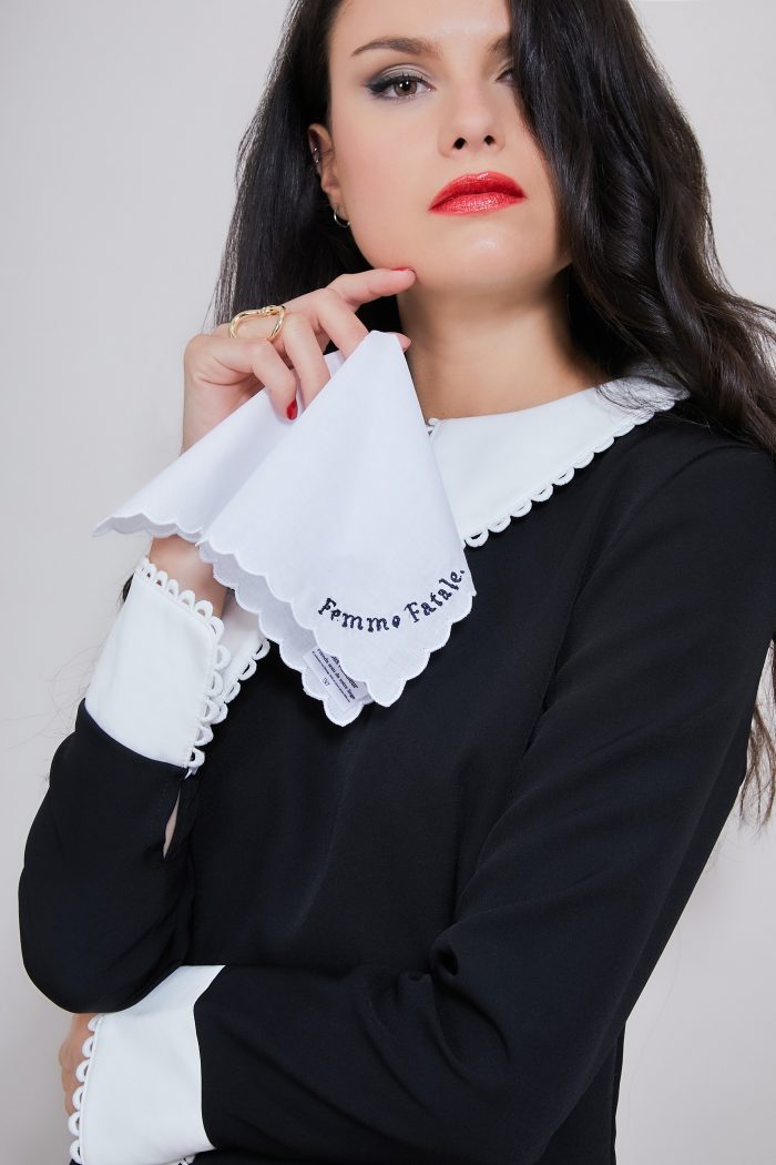 Mouchoir brodé en coton FEMME FATALE 🇫🇷 – Image 3