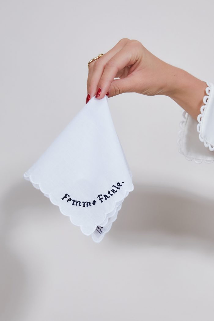 Mouchoir brodé en coton FEMME FATALE 🇫🇷 – Image 2