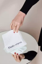 Mouchoir brodé en mousseline FLUIDES CORPORELS 🇫🇷 – Image 3