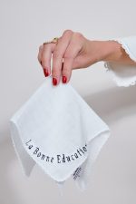 Mouchoir brodé en mousseline LA BONNE EDUCATION 🇫🇷 – Image 2