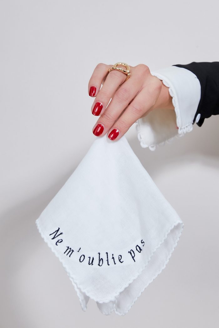 Mouchoir brodé en mousseline NE M'OUBLIE PAS 🇫🇷 – Image 3