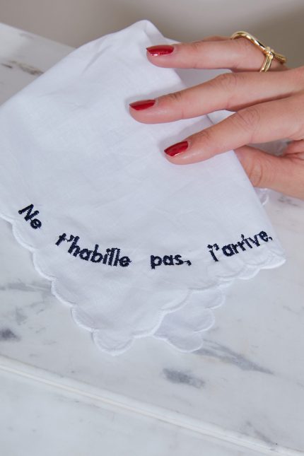 Mouchoir brodé en coton NE T'HABILLE PAS J'ARRIVE 🇫🇷