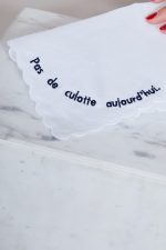Mouchoir brodé en coton PAS DE CULOTTE AUJOURD'HUI 🇫🇷 – Image 3