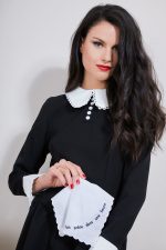 Mouchoir brodé en coton SOIS PRETE DANS UNE HEURE 🇫🇷 – Image 3