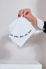 Mouchoir brodé en coton SOIS PRETE DANS UNE HEURE 🇫🇷