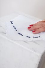 Mouchoir brodé en coton SOIS PRETE DANS UNE HEURE 🇫🇷 – Image 2