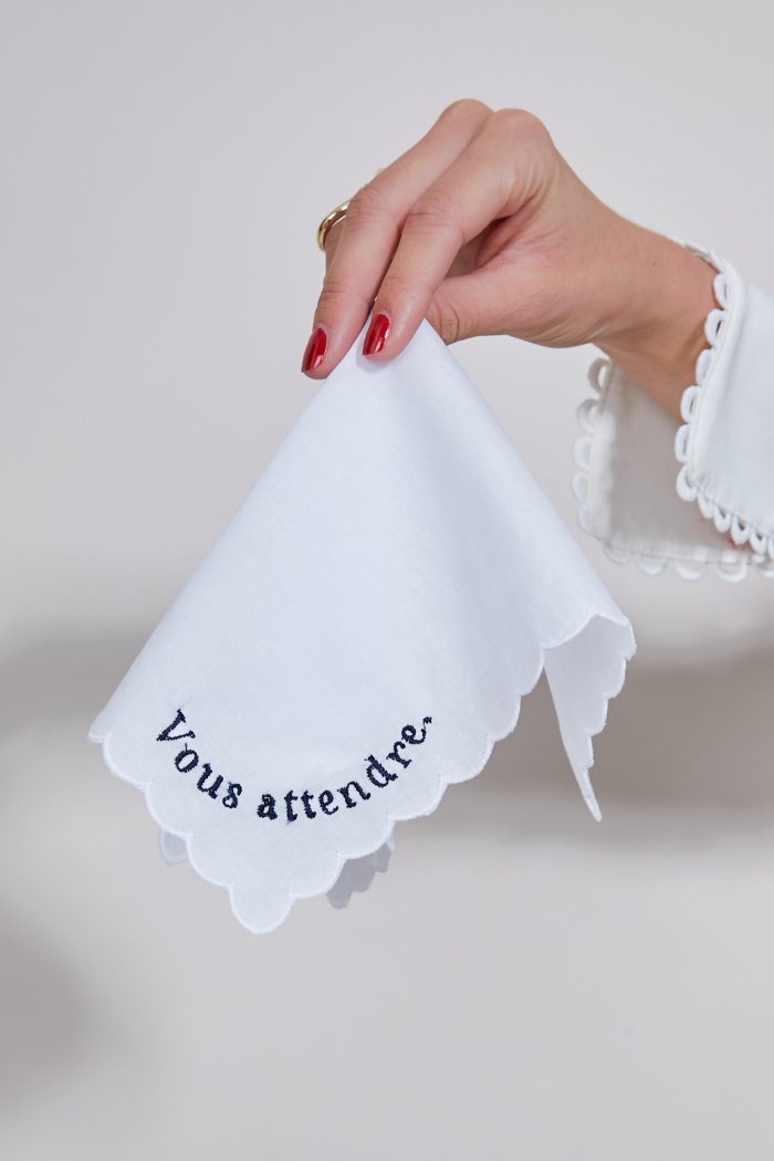 Mouchoir brodé en coton VOUS ATTENDRE 🇫🇷 – Image 2