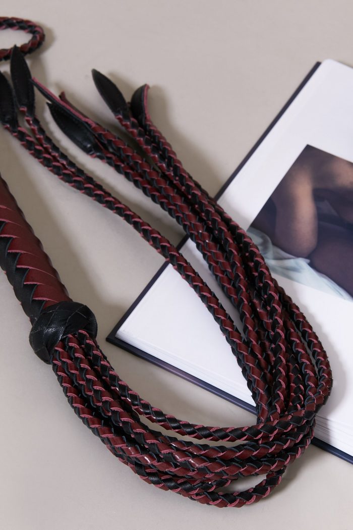Flogger Cat'O Nine en cuir SLAVE'S BEAUTY x Liebe – Image 2
