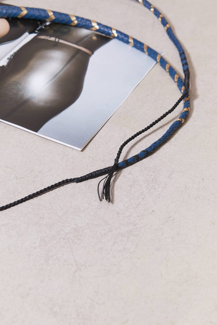 Découvrez nos fouets en cuir haut de gamme, fabriqués artisanalement à Lille . Chaque pièce est unique et personnalisable