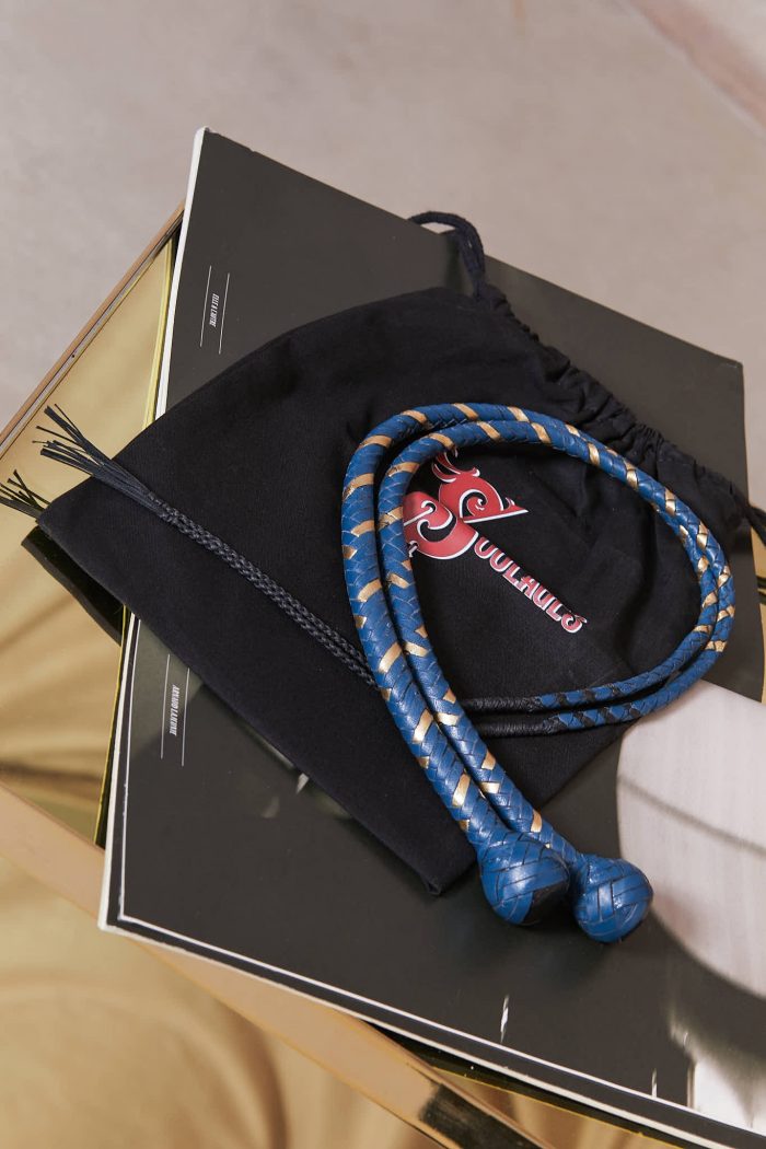 Découvrez nos fouets en cuir haut de gamme, fabriqués artisanalement à Lille . Chaque pièce est unique et personnalisable