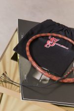 Découvrez nos fouets en cuir haut de gamme, fabriqués artisanalement à Lille . Chaque pièce est unique et personnalisable