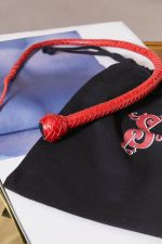 Découvrez nos fouets en cuir haut de gamme, fabriqués artisanalement à Lille . Chaque pièce est unique et personnalisable