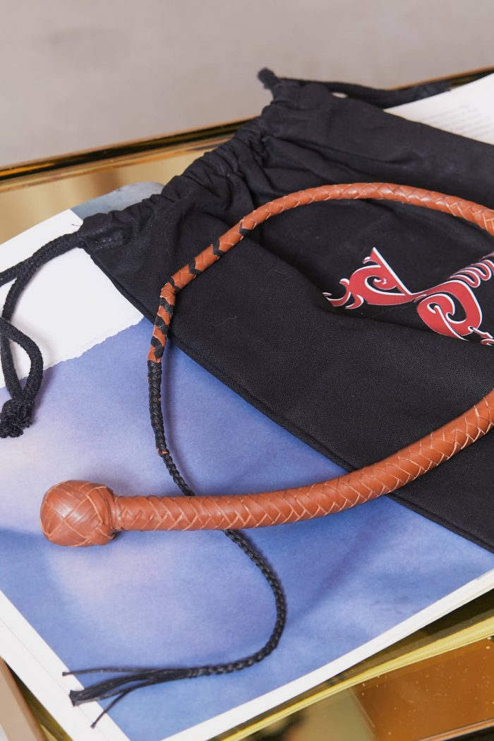 Découvrez nos fouets en cuir haut de gamme, fabriqués artisanalement à Lille . Chaque pièce est unique et personnalisable