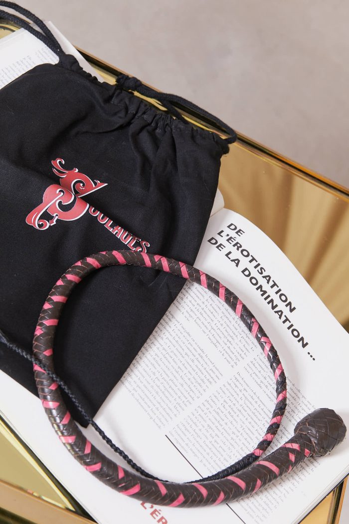 Découvrez nos fouets en cuir haut de gamme, fabriqués artisanalement à Lille . Chaque pièce est unique et personnalisable