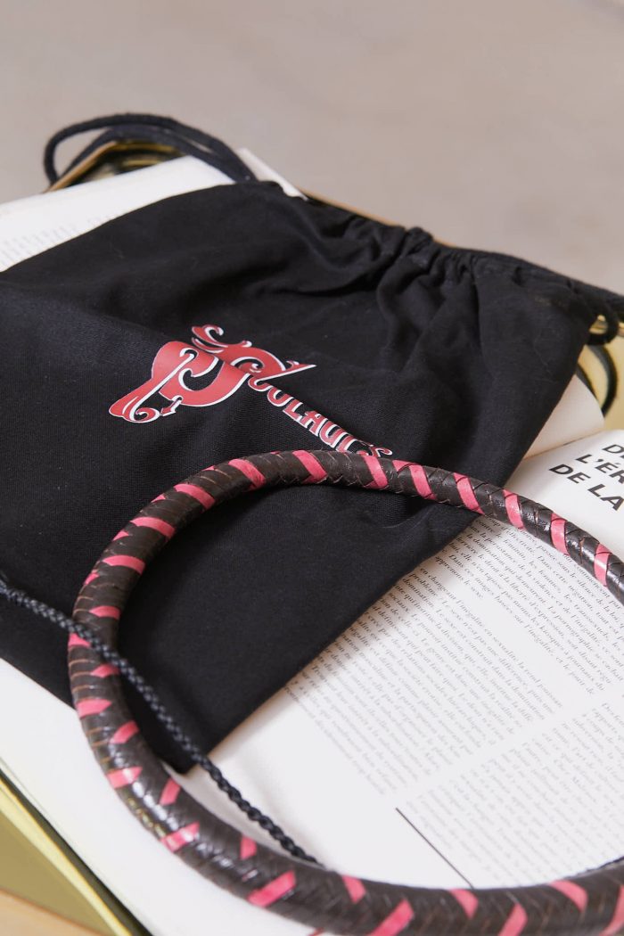 Découvrez nos fouets en cuir haut de gamme, fabriqués artisanalement à Lille . Chaque pièce est unique et personnalisable