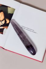Dildo BRÛLANTE VIOLETTE en Pierre – Image 2