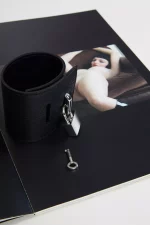 Manchette menotte & cadenas en cuir SUPPLICA x Fatima – Image 11