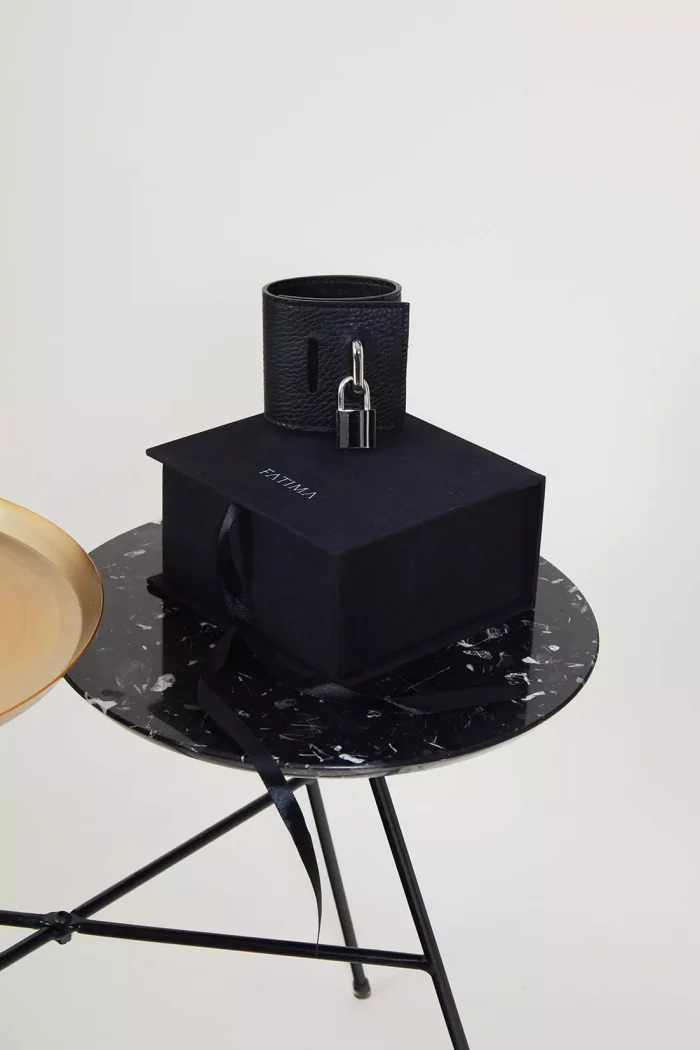 Manchette menotte & cadenas en cuir SUPPLICA x Fatima – Image 4