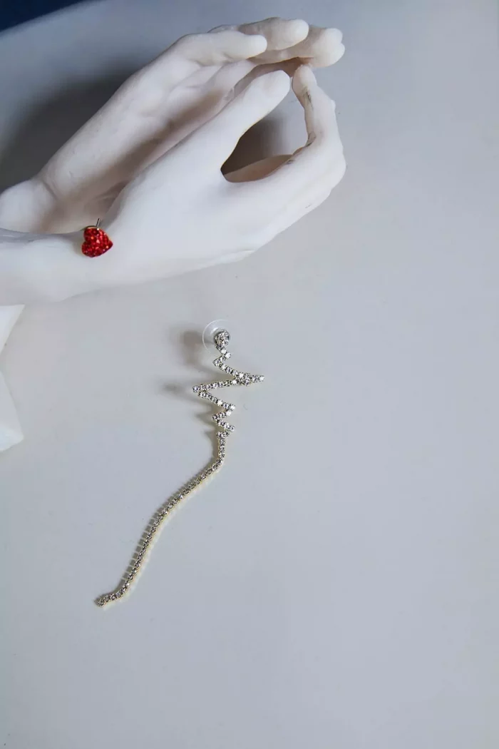 Boucles d'oreille Asymetriques LA CHAMADE Strass – Image 7