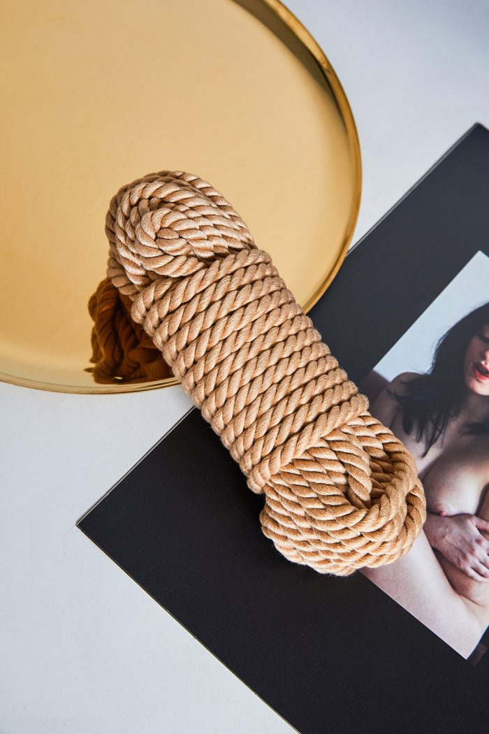 L'APPARTENANCE, Corde à shibari en coton tissé Natural 10 mètres ø8mm finition Métal – Image 1
