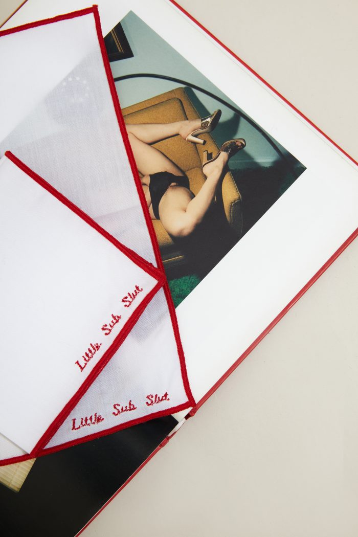 Mouchoir brodé en coton LITTLE SUB SLUT Fil Rouge 🇫🇷 – Image 1
