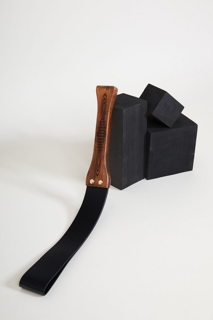 Paddle MARQUES D'AFFECTION en cuir noir et bois – Image 1