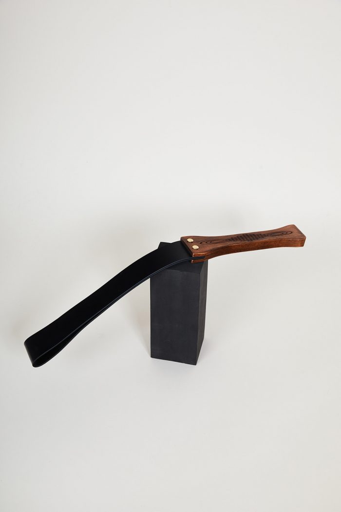 Paddle MARQUES D'AFFECTION en cuir noir et bois – Image 4