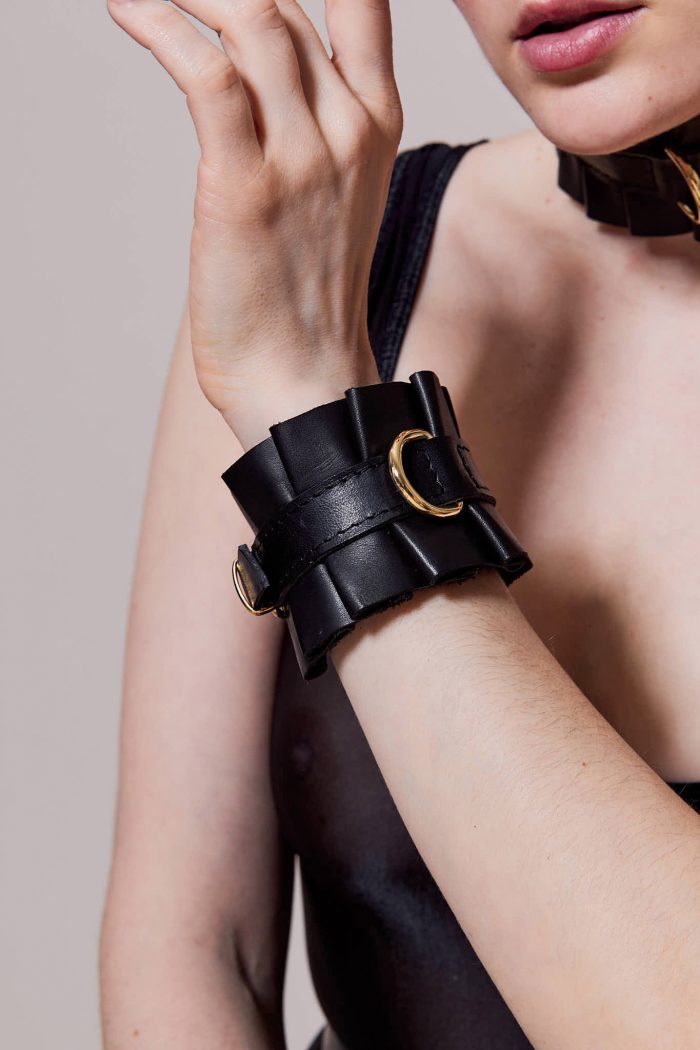 Menotte en cuir ROISSY D-Ring x Maison Dressage – Image 1