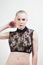 Crop-Top LA VERTU en dentelle noire – Image 10