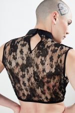 Crop-Top LA VERTU en dentelle noire – Image 6