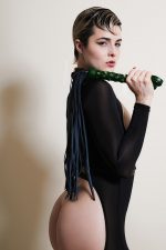 Flogger DRAMAGREEN avec poignée cloutée x Liebe