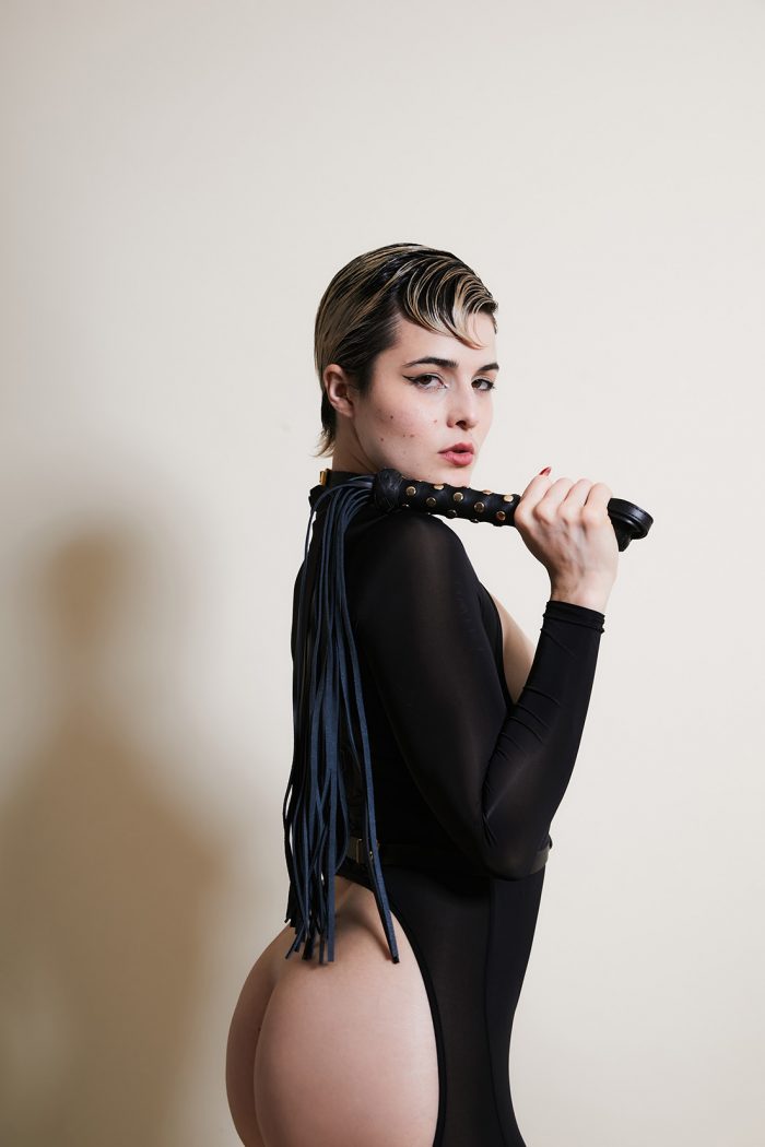 Flogger SUBSPACE avec poignée cloutée x Liebe – Image 2