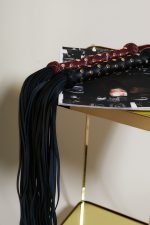 Flogger SLAVE'S BEAUTY avec poignée cloutée x Liebe – Image 9