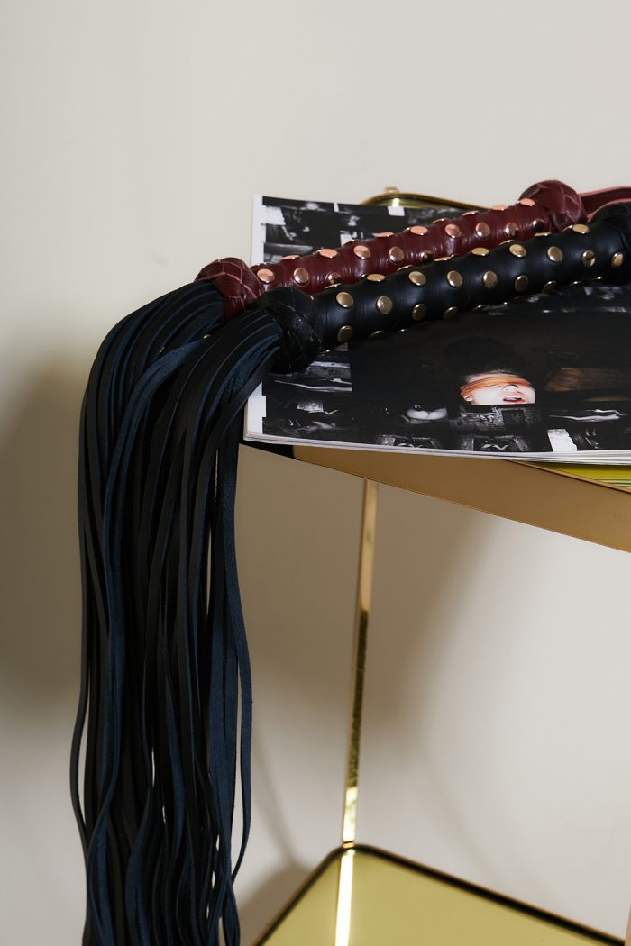 Flogger SLAVE'S BEAUTY avec poignée cloutée x Liebe – Image 9
