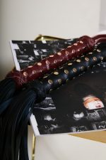 Flogger SLAVE'S BEAUTY avec poignée cloutée x Liebe – Image 8