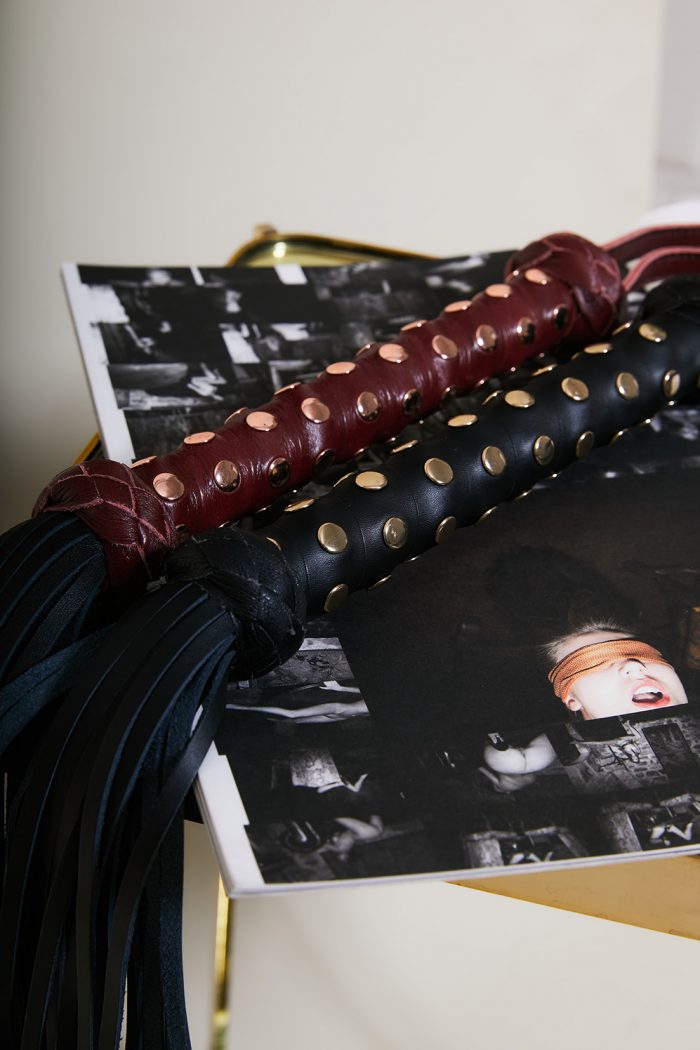 Flogger SLAVE'S BEAUTY avec poignée cloutée x Liebe – Image 8