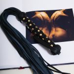 Flogger SUBSPACE avec poignée cloutée x Liebe